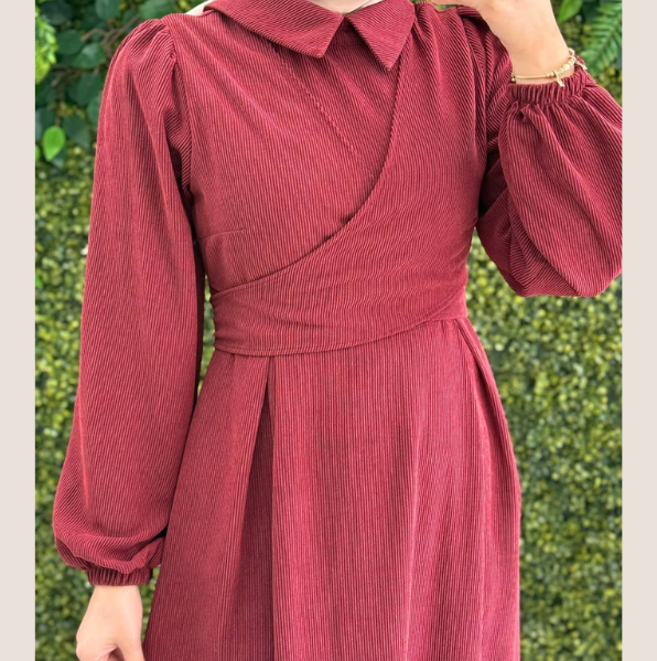 فستان مخمل باللون القرمزي فستان مخمل باللون القرمزي