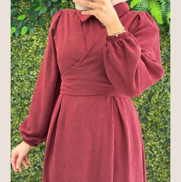 فستان مخمل باللون القرمزي فستان مخمل باللون القرمزي