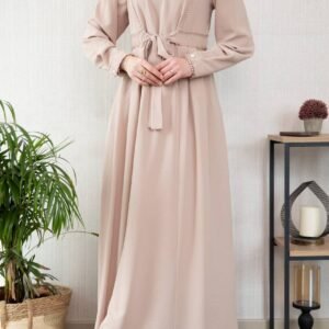 الفستان طويل  بتصميم أنيق وناعم باللون البيج 