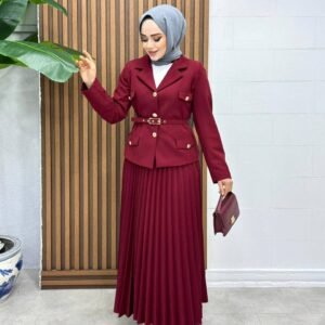 طقم تنورة كسرات وجاكيت مع بلت لون اسود 