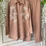 طقم قطعتين قميص وبنطلون اللون البيج