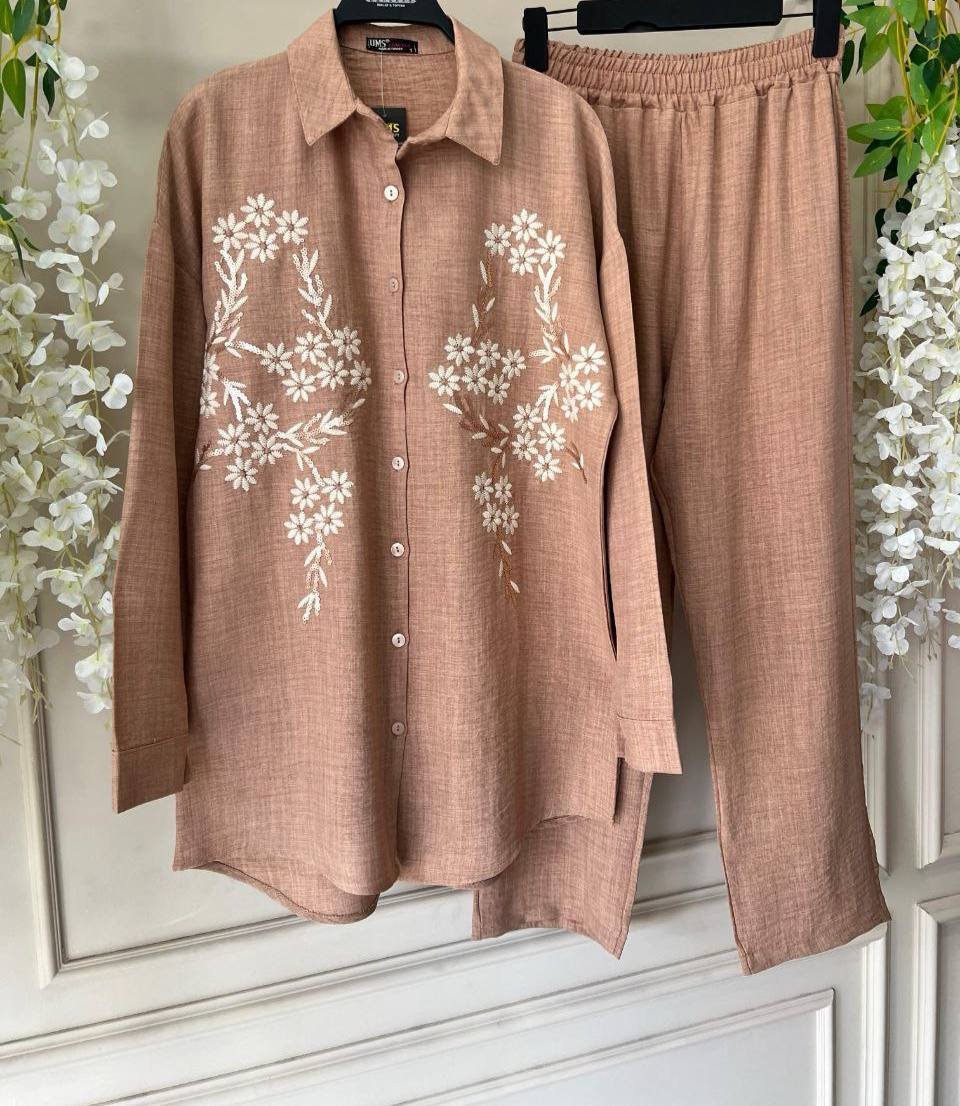 طقم قطعتين قميص وبنطلون اللون البيج طقم قطعتين قميص وبنطلون اللون البيج