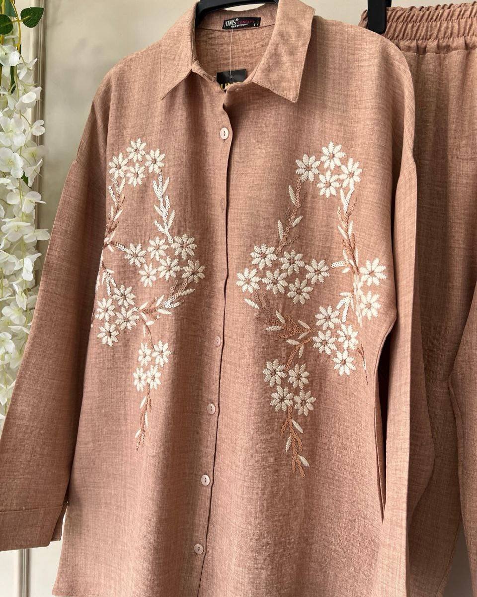 طقم قطعتين قميص وبنطلون اللون البيج طقم قطعتين قميص وبنطلون اللون البيج