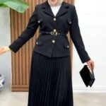 طقم تنورة كسرات وجاكيت مع بلت لون اسود 