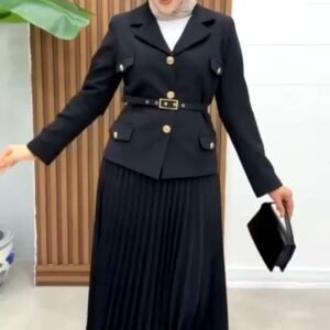 طقم تنورة كسرات وجاكيت مع بلت لون اسود 