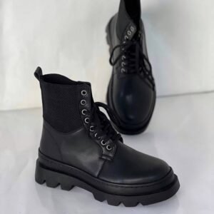 بوت عالي باللون الأسود للصبايا