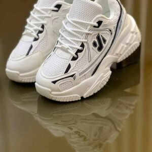 بوت للصبايا باللون الأبيض مع الأسود