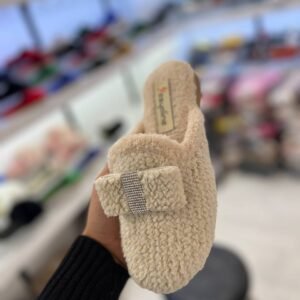 سليبر فرو شتوي باللون أوف وايت